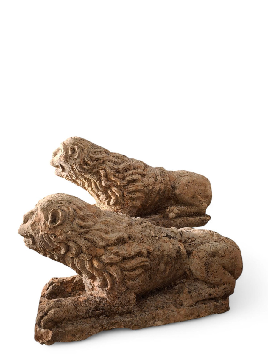 Paire De Lions Médiévaux En Pierre Rose