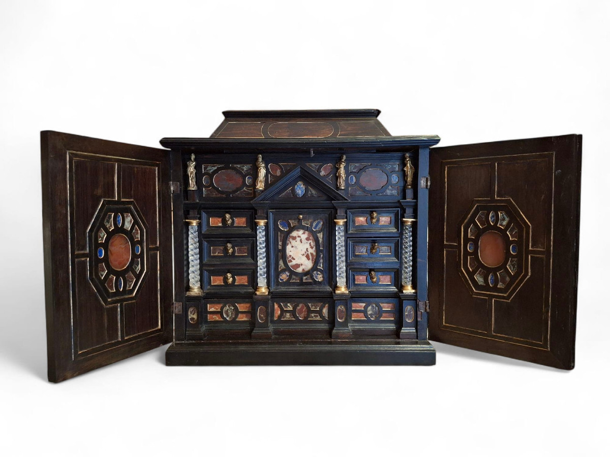 Cabinet à couvercle pyramidal tronqué