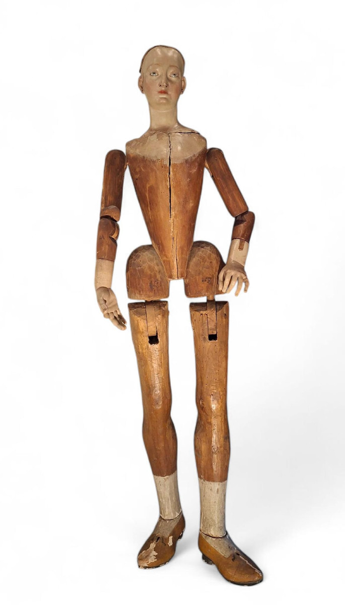 Mannequin articulé représentant une figure féminine