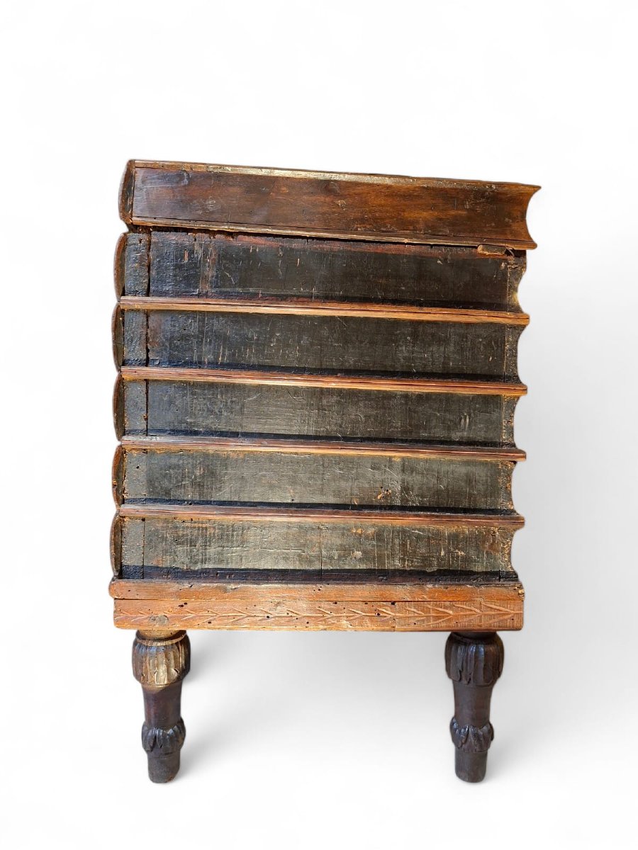 Table d'appoint en bois sculpté en forme de coffre-photo-3