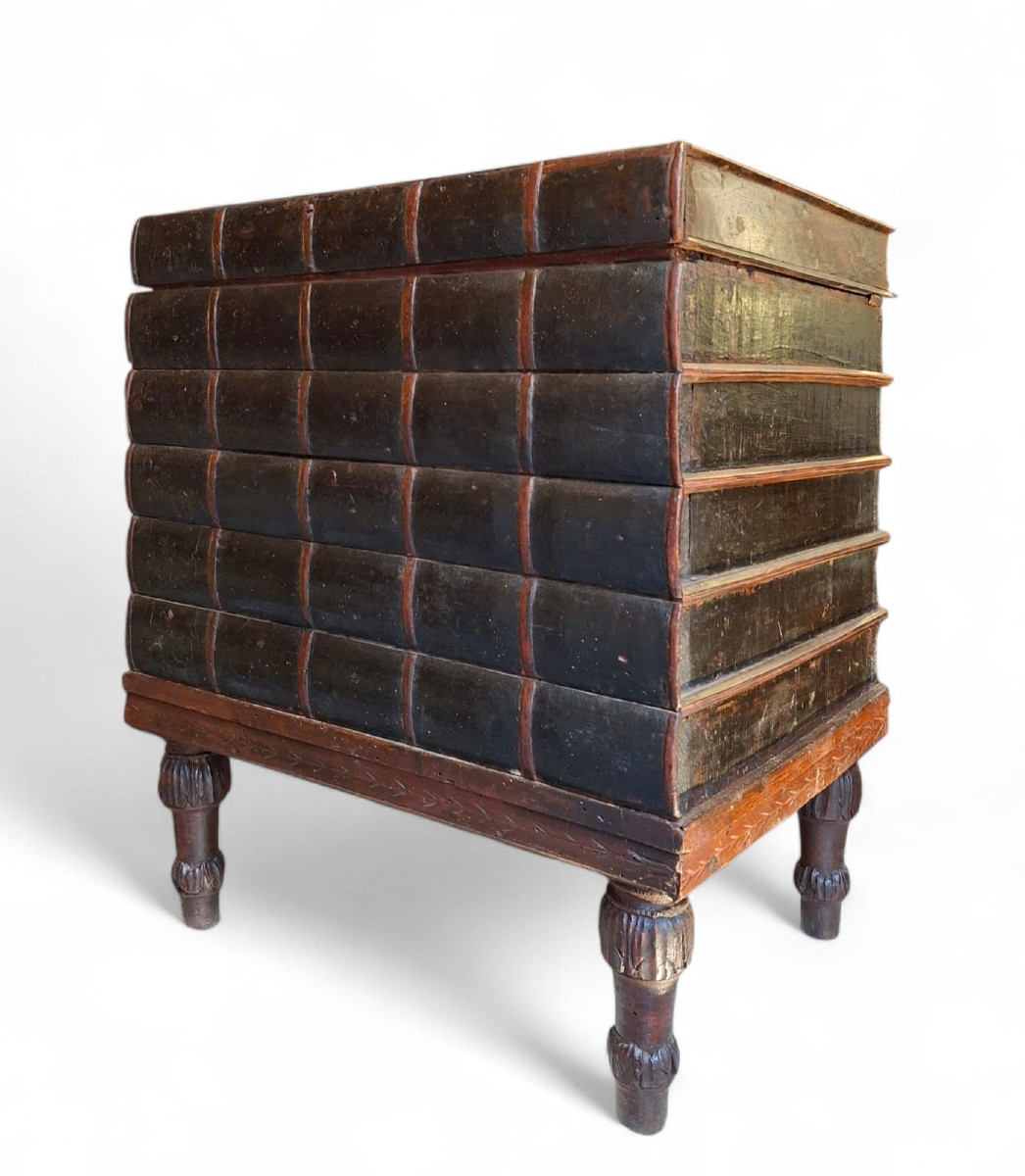 Table d'appoint en bois sculpté en forme de coffre