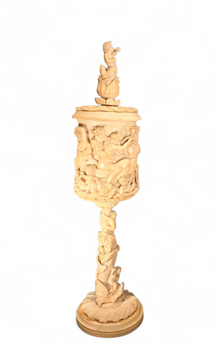 Grand calice en ivoire avec couvercle