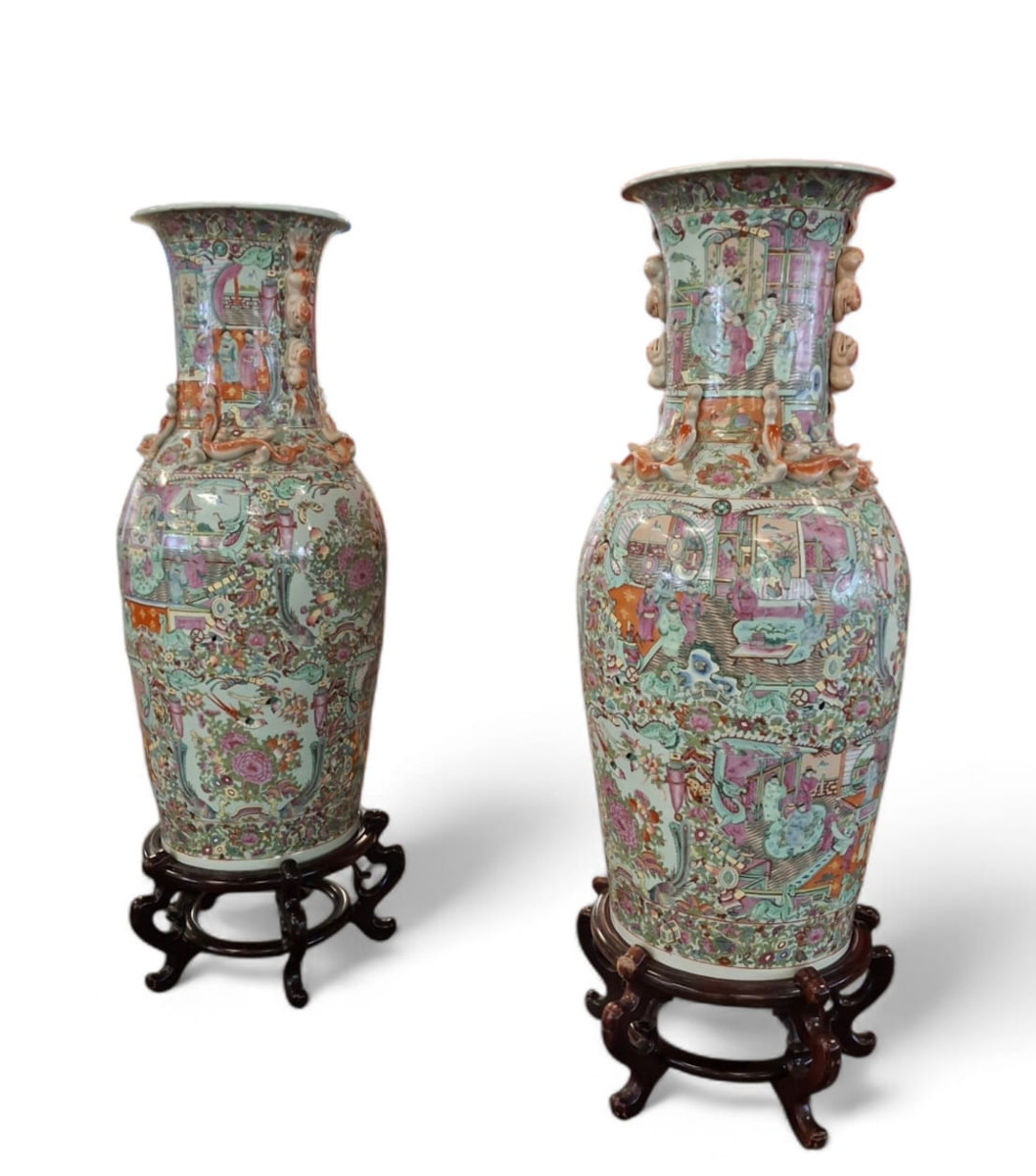 Paire de grands vases en porcelaine