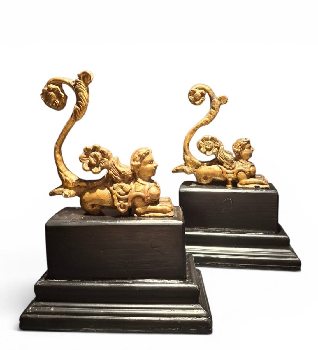 Paire de sphinx en bois doré, sculptures du XVIe siècle