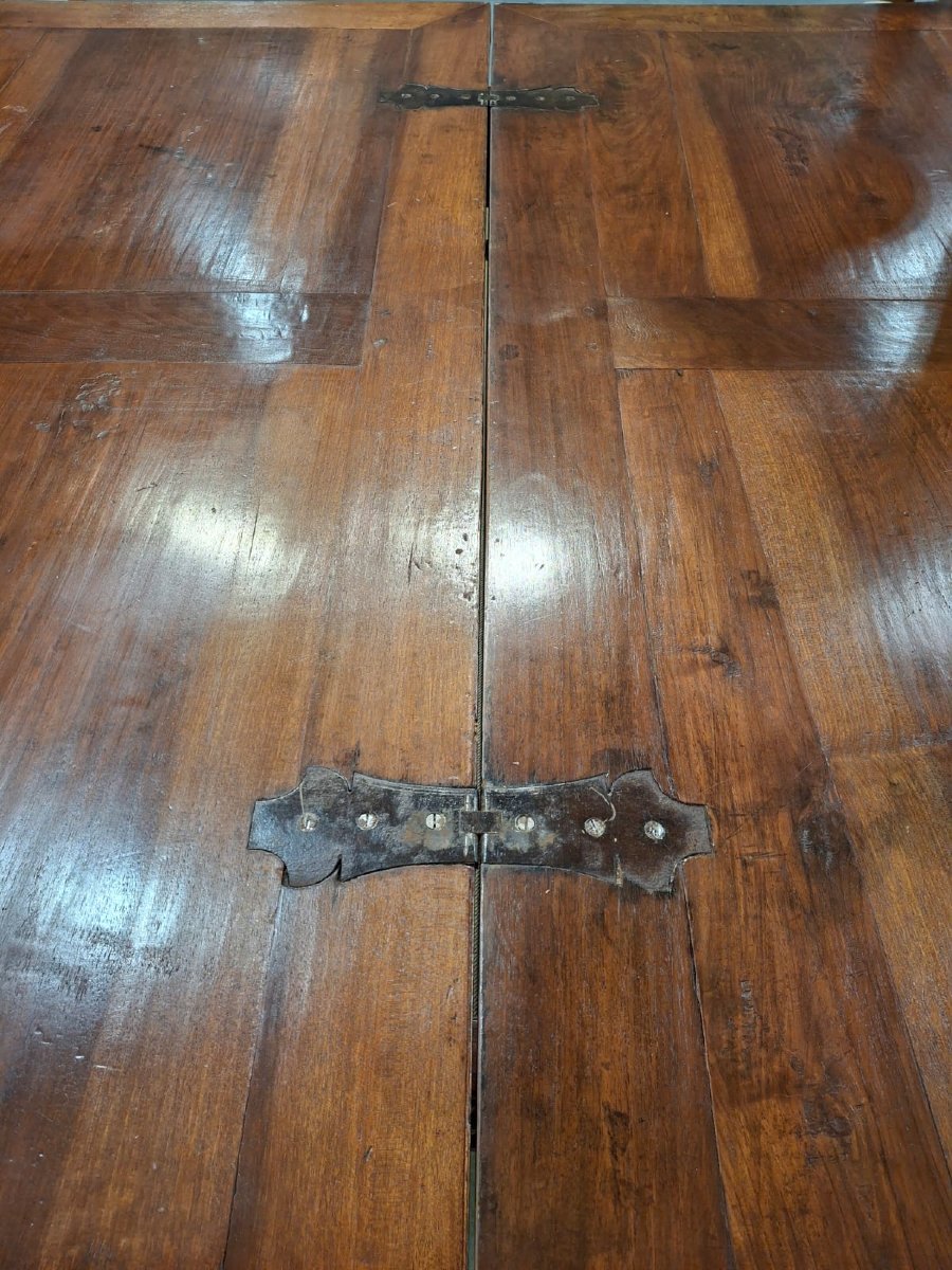 Grande table pliante en noyer sculpté-photo-2