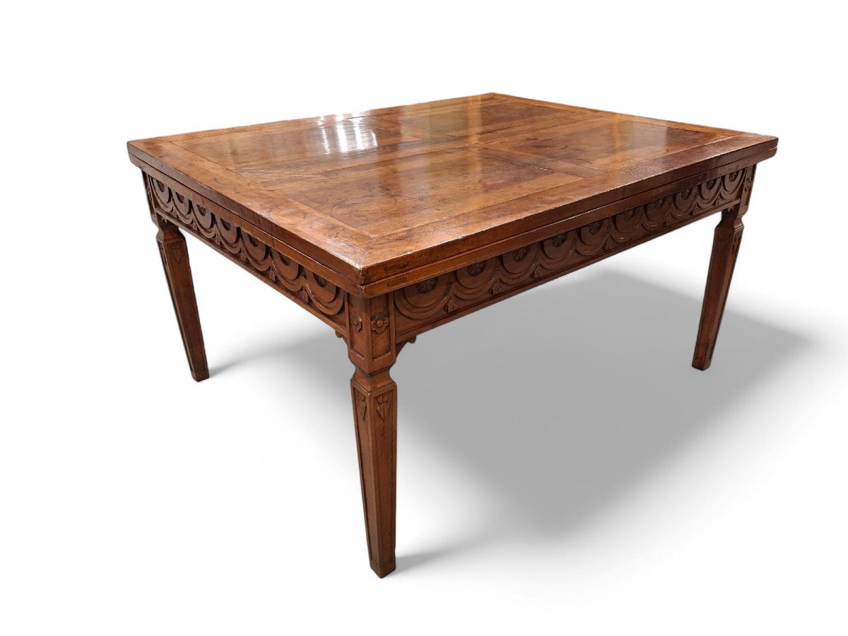 Grande table pliante en noyer sculpté