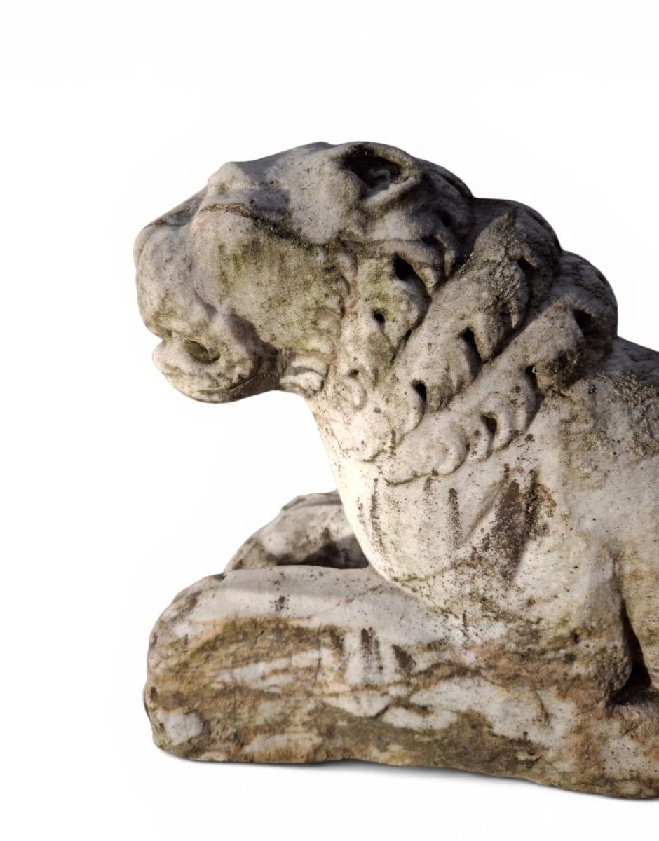 Paire de lions accroupis, sculptures en marbre-photo-3
