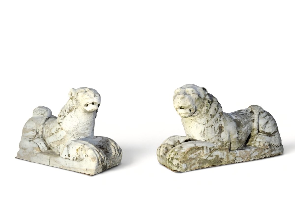 Paire de lions accroupis, sculptures en marbre