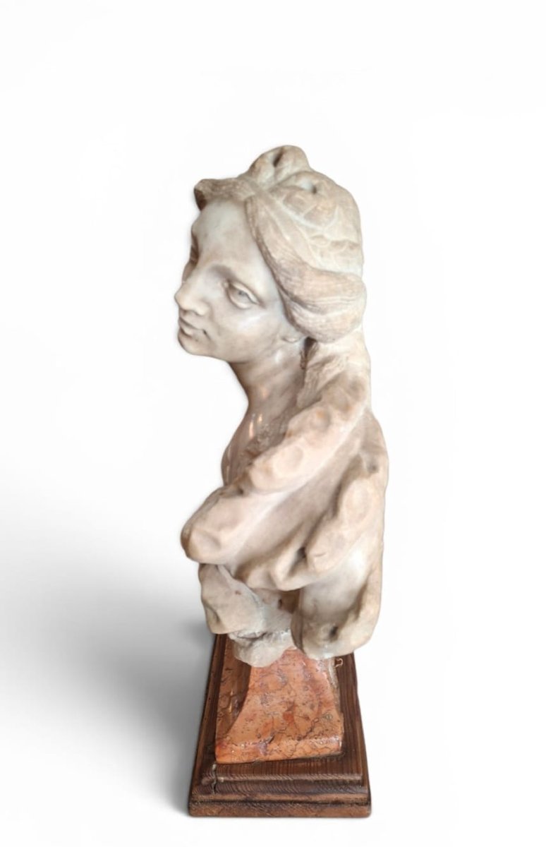 Buste représentant une figure féminine en marbre -photo-4