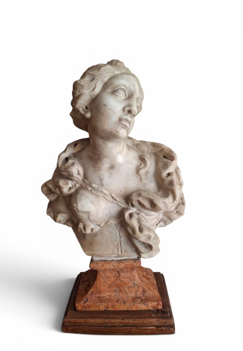Buste représentant une figure féminine en marbre 