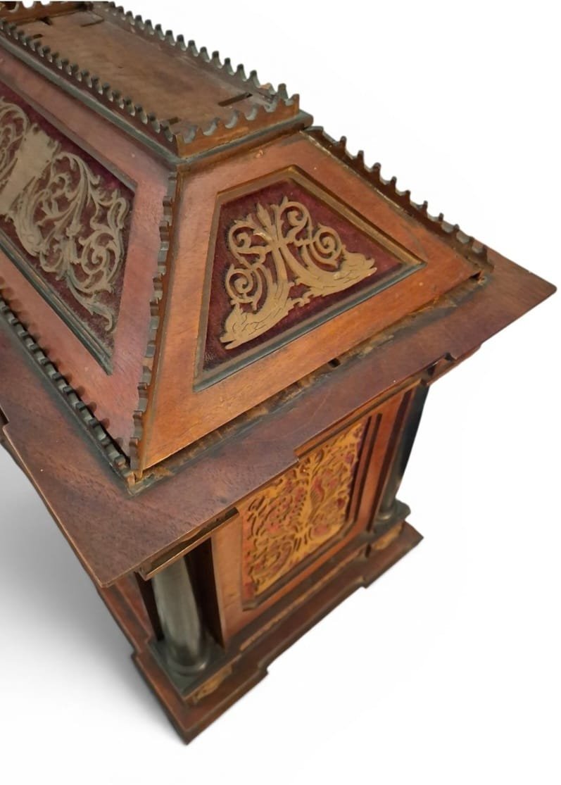 Cabinet à monnaie en bois ajouré-photo-3
