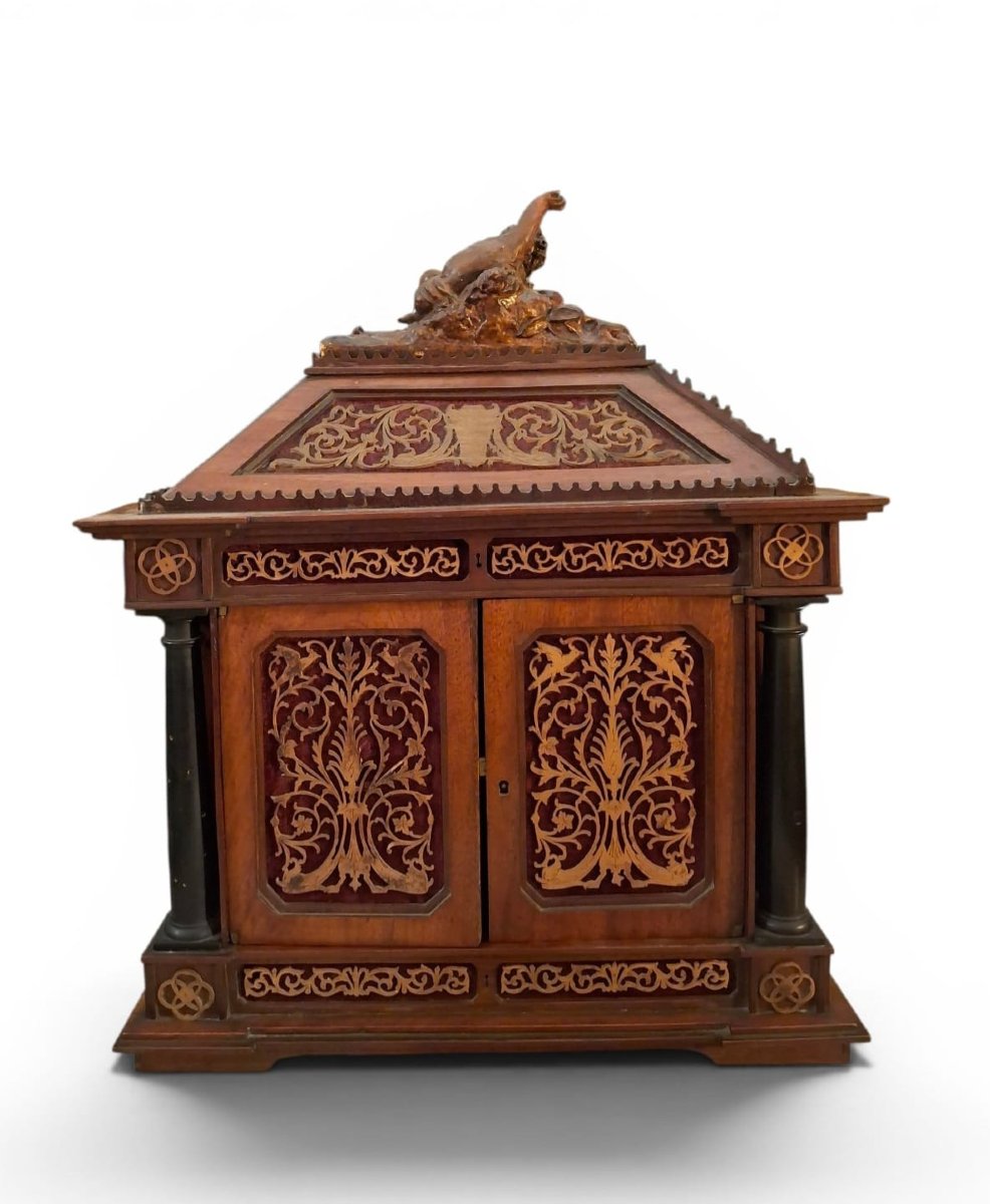 Cabinet à monnaie en bois ajouré