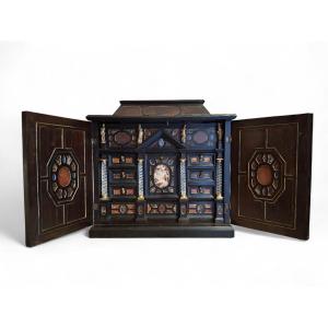 Cabinet à couvercle pyramidal tronqué