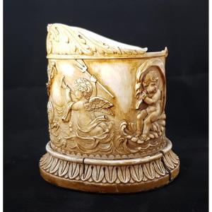 Pot d'apothicaire en ivoire sculpté de chérubins vêtus en dieux de la mer