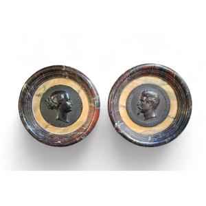 Paire de médaillons en Bois Durci représentant Napoléon III et l'impératrice Eugénie