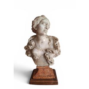 Buste représentant une figure féminine en marbre 