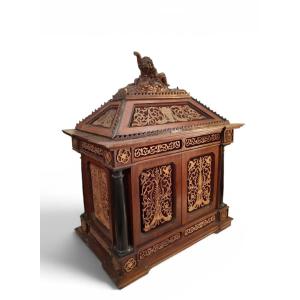 Cabinet à monnaie en bois ajouré