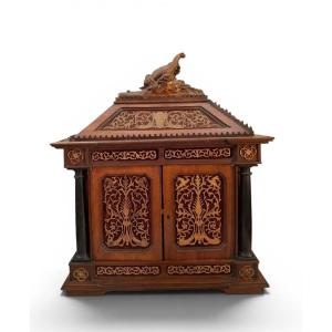 Cabinet à monnaie en bois ajouré
