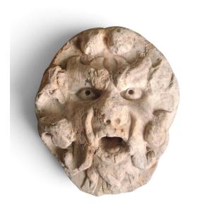 Masque de fontaine représentant un visage grotesque