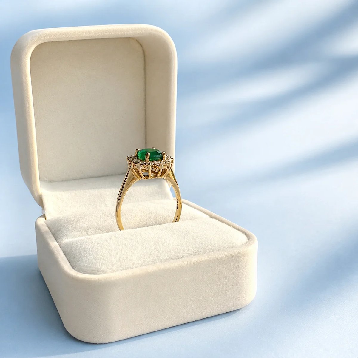 18k Yellow Gold Emerald And Diamond Daisy Ring -photo-4