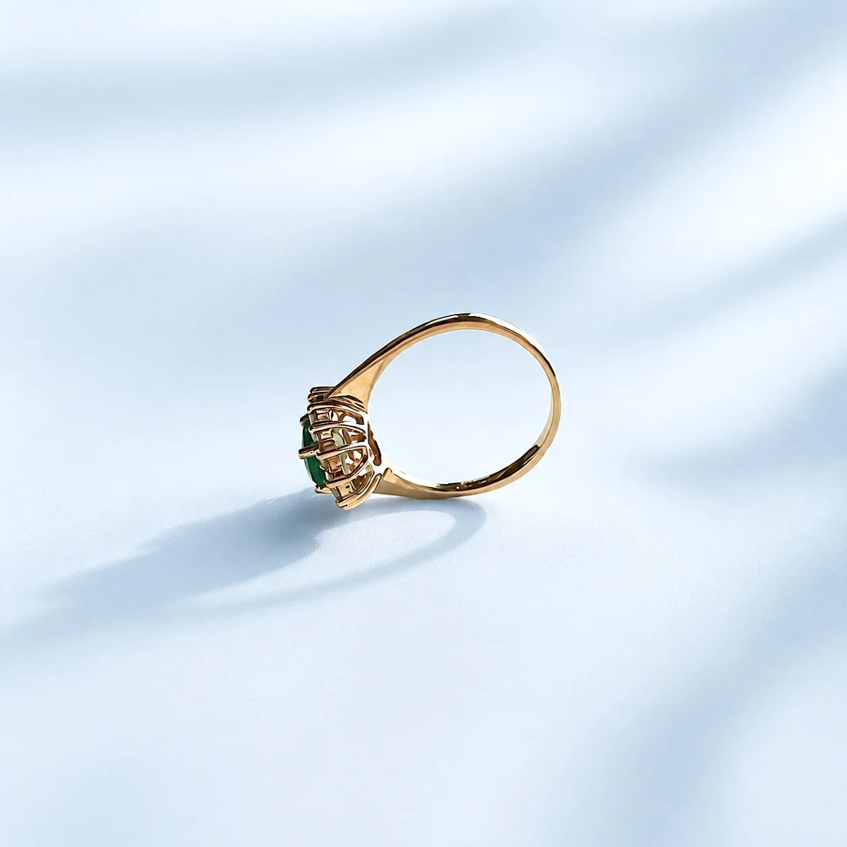 18k Yellow Gold Emerald And Diamond Daisy Ring -photo-6