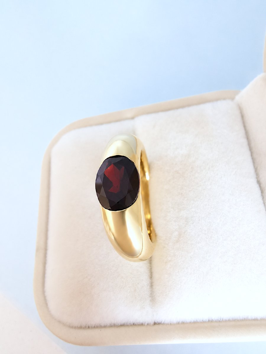 Stunning 18k Yellow Gold Curved Bangle Ring With Garnet-photo-4