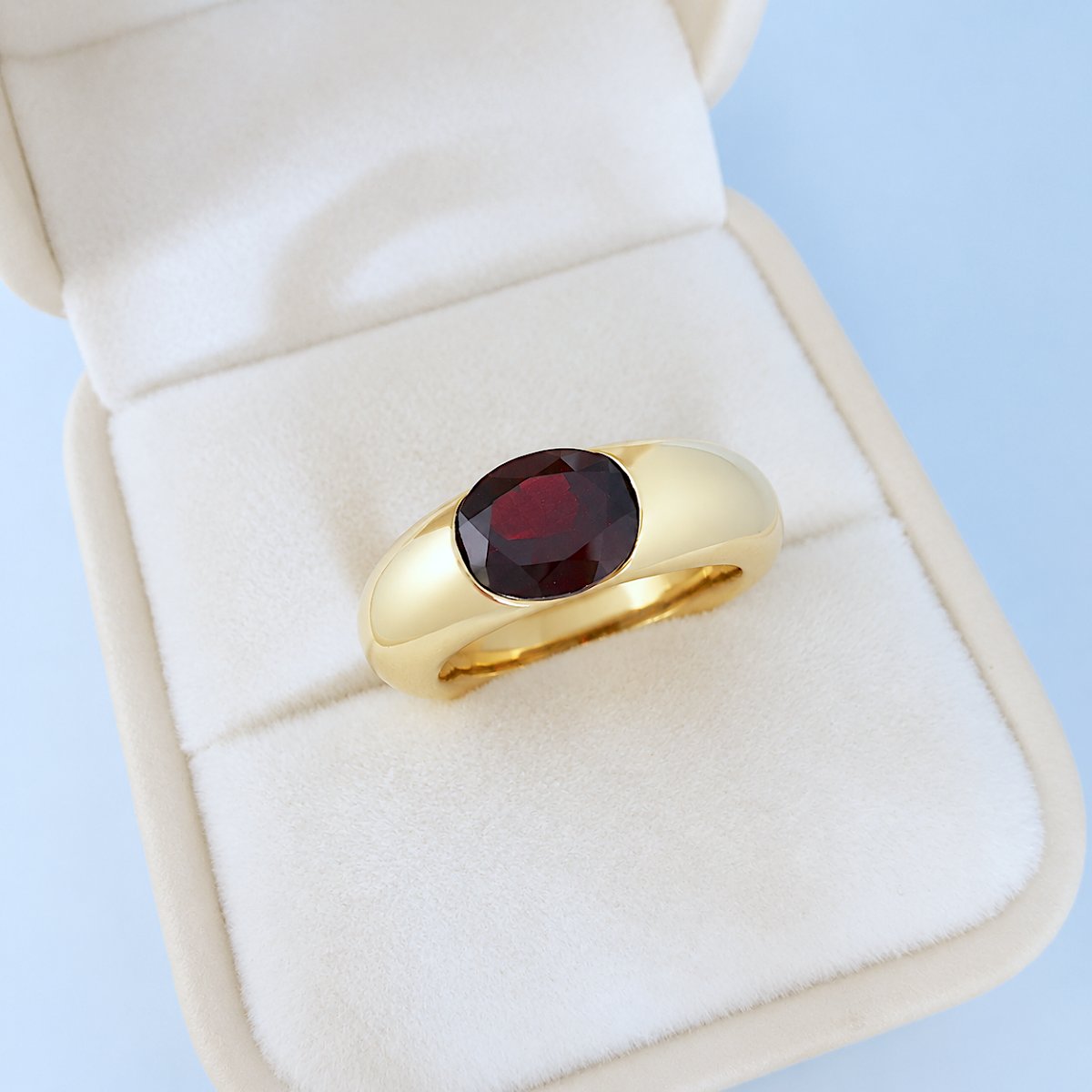 Stunning 18k Yellow Gold Curved Bangle Ring With Garnet