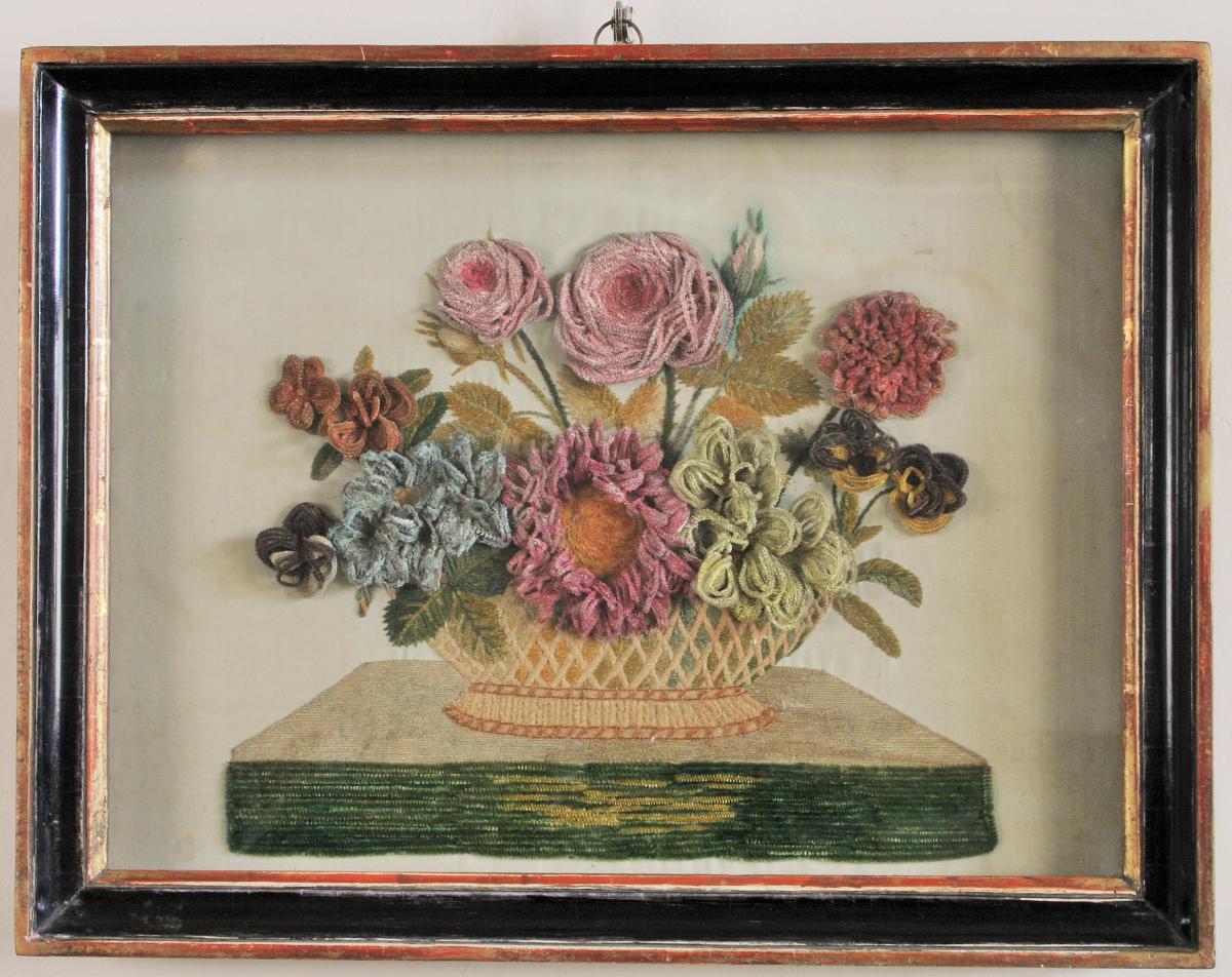 fleurs en soie brodée dans un cadre vitrine, époque Napoléon III