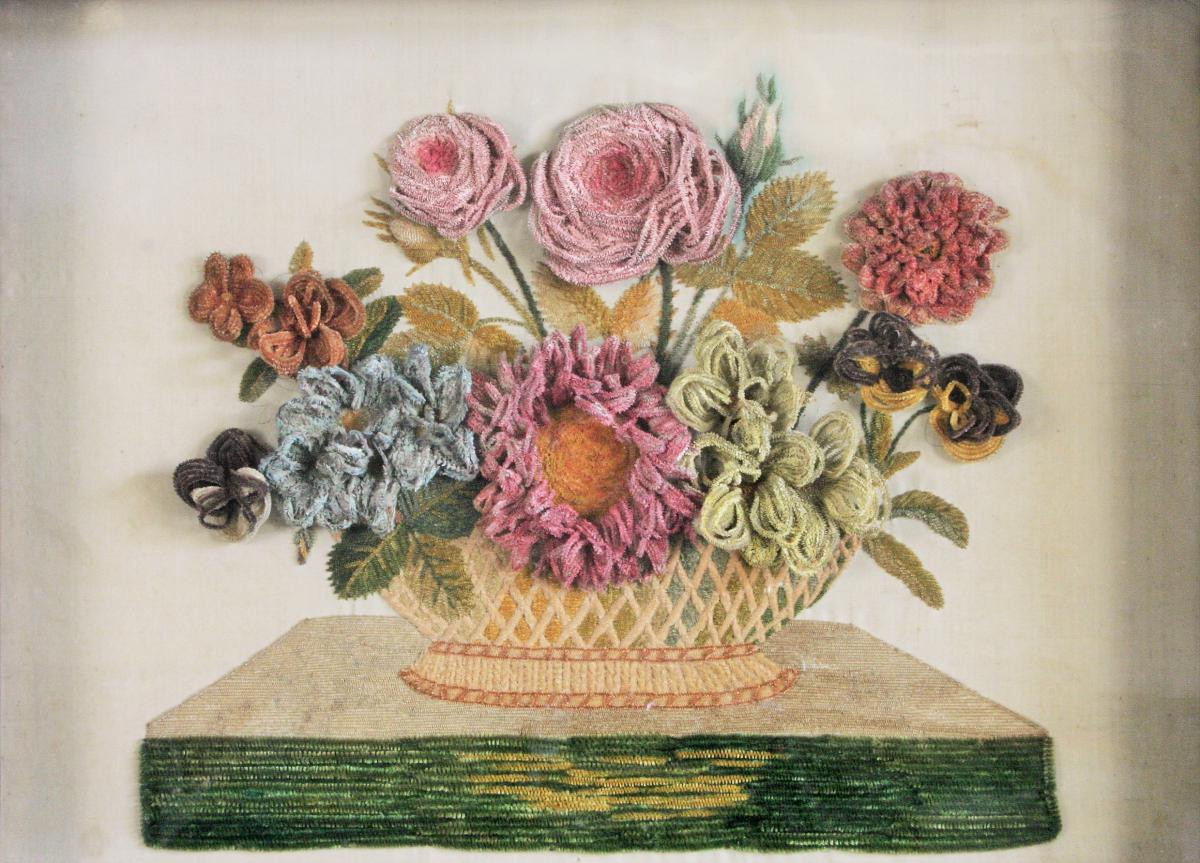 fleurs en soie brodée dans un cadre vitrine, époque Napoléon III-photo-2