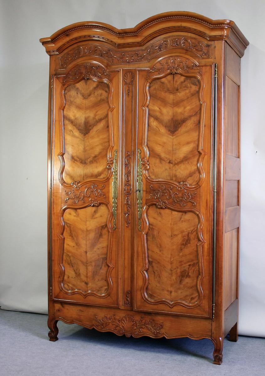 Armoire Rennaise En Merisier, Moulurée Et Sculptée