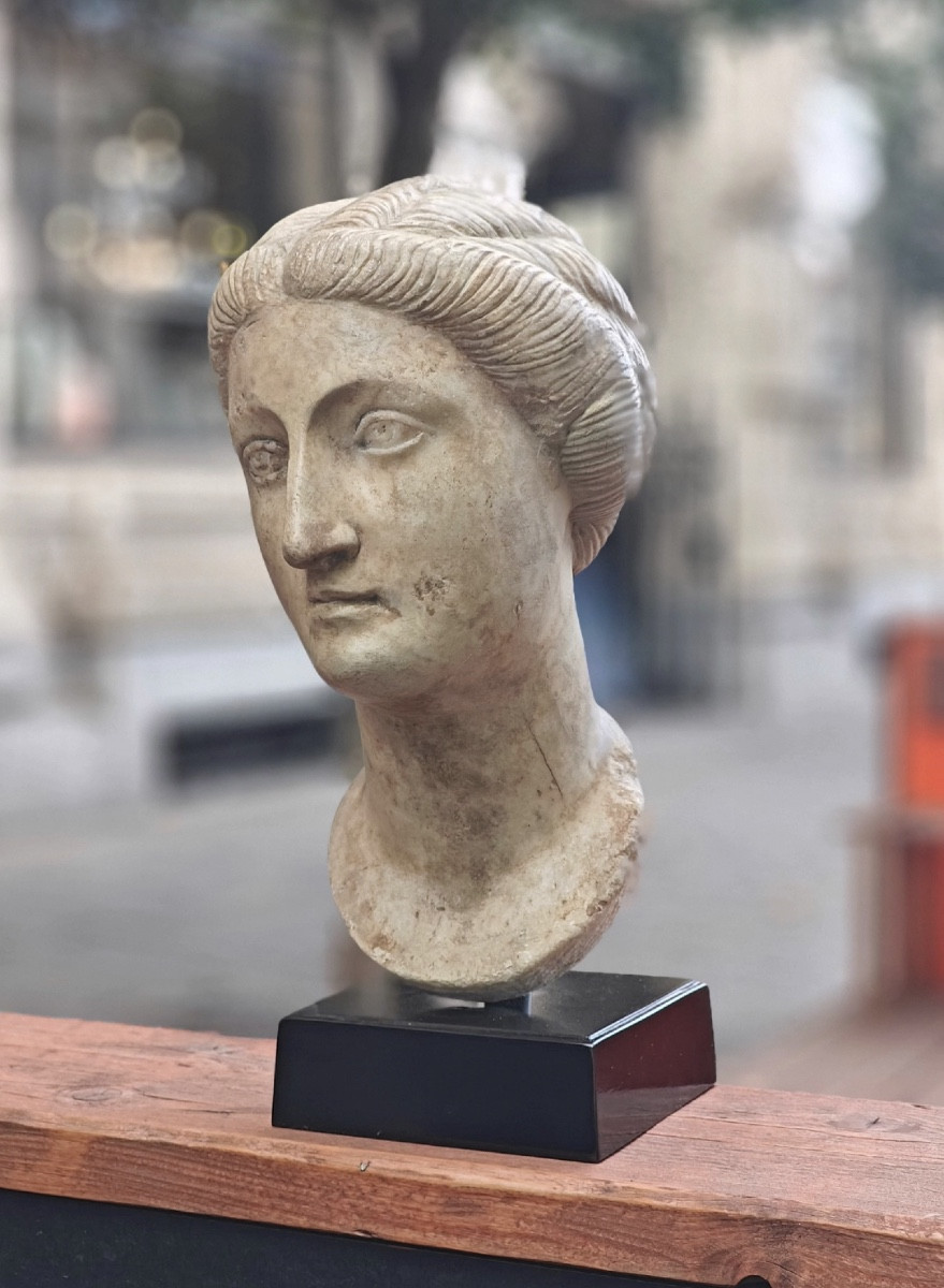 Roman Head young Women marble  2 th cent A.D collection ' CAHN ' 