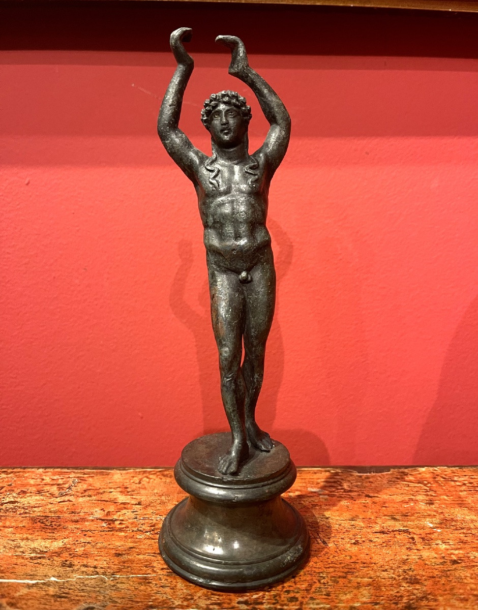 Young Roman Man With Raised Arms, 1st Century Ad (ar & E, 215 Mm). Complete Statuette -photo-1