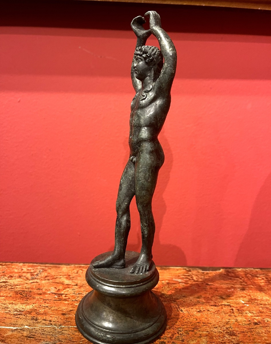 Young Roman Man With Raised Arms, 1st Century Ad (ar & E, 215 Mm). Complete Statuette -photo-2