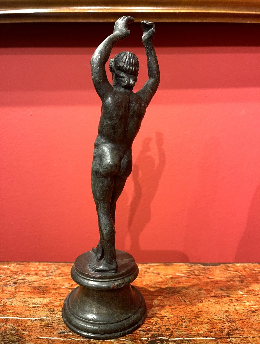 Young Roman Man With Raised Arms, 1st Century Ad (ar & E, 215 Mm). Complete Statuette -photo-3