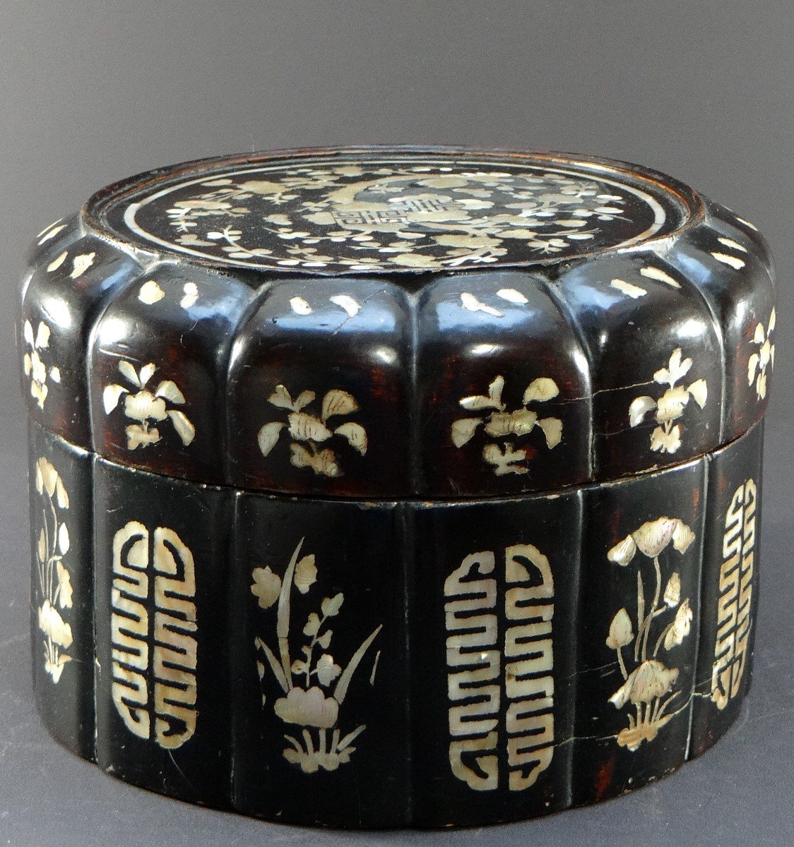 Chine Du Sud Ou Vietnam, Milieu Du XXème Siècle, Coffret En Bois Laqué Orné De Nacre.-photo-2