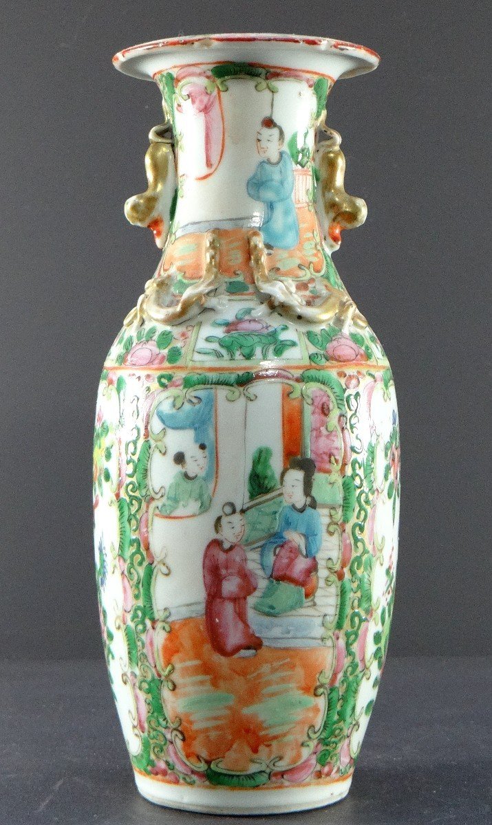 Chine, Province De Canton, Fin Du XIXème Siècle, Vase En Porcelaine Décor Scènes d'Intérieurs. 