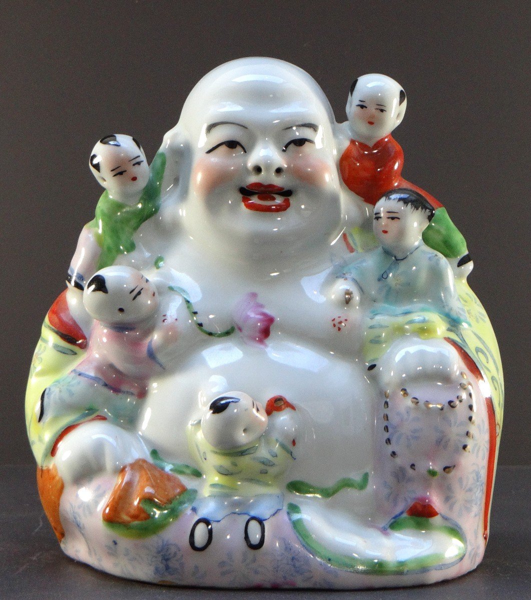 Chine, Milieu Du XXème Siècle, Groupe En Porcelaine Poussah Et Enfants.