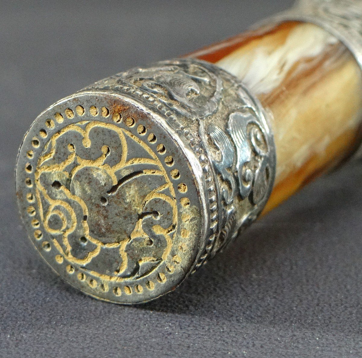 Tibet, Début Du XXème Siècle, Sceau (cachet) En Alliage d'Argent Repoussé Et Corne.-photo-4
