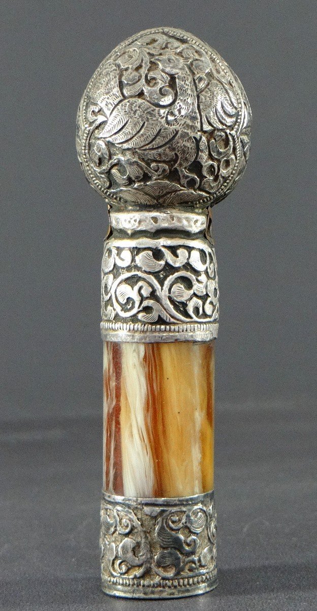 Tibet, Début Du XXème Siècle, Sceau (cachet) En Alliage d'Argent Repoussé Et Corne.