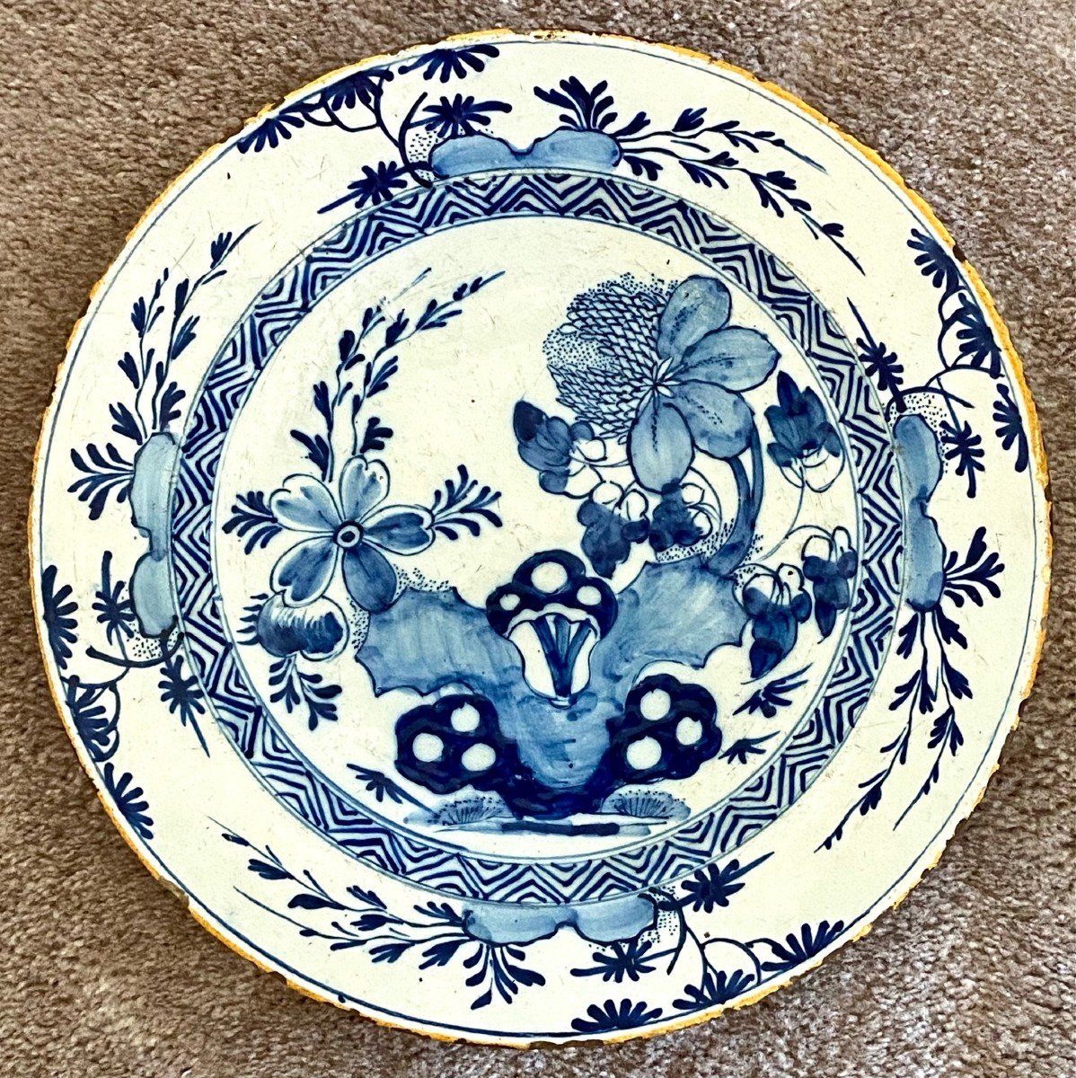 Delft, XVIIIème Siècle, Plat En Faïence Décor d'Un Rocher Fleuri.