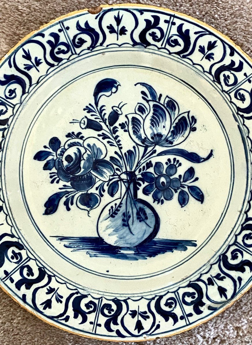 Delft, XVIIIème Siècle, Plat En Faïence Décor Au Vase Bouteille Fleuri.-photo-2
