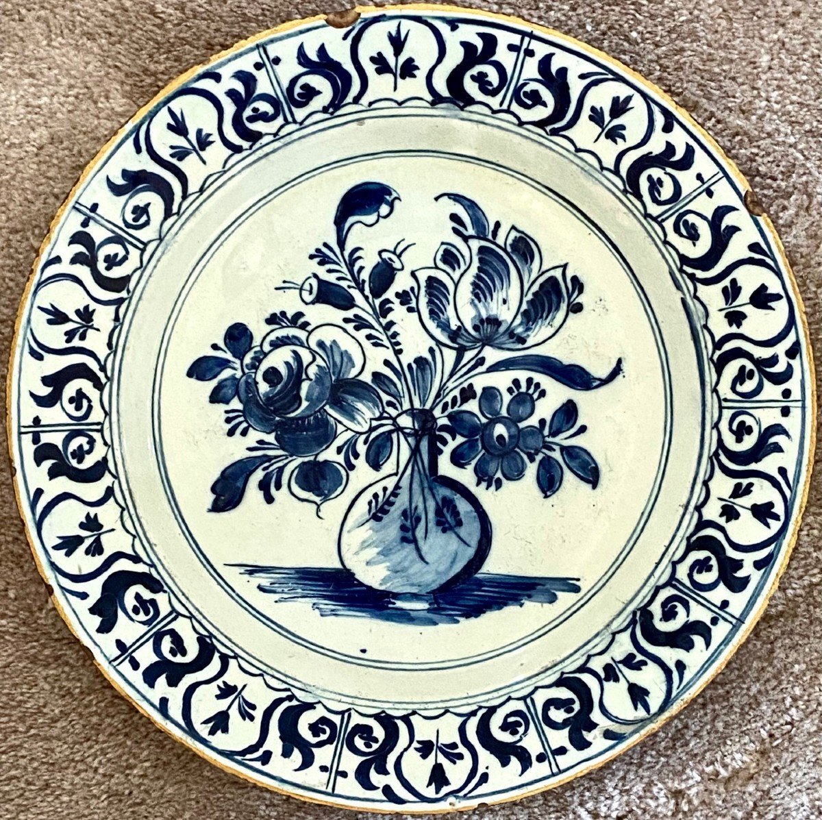 Delft, XVIIIème Siècle, Plat En Faïence Décor Au Vase Bouteille Fleuri.