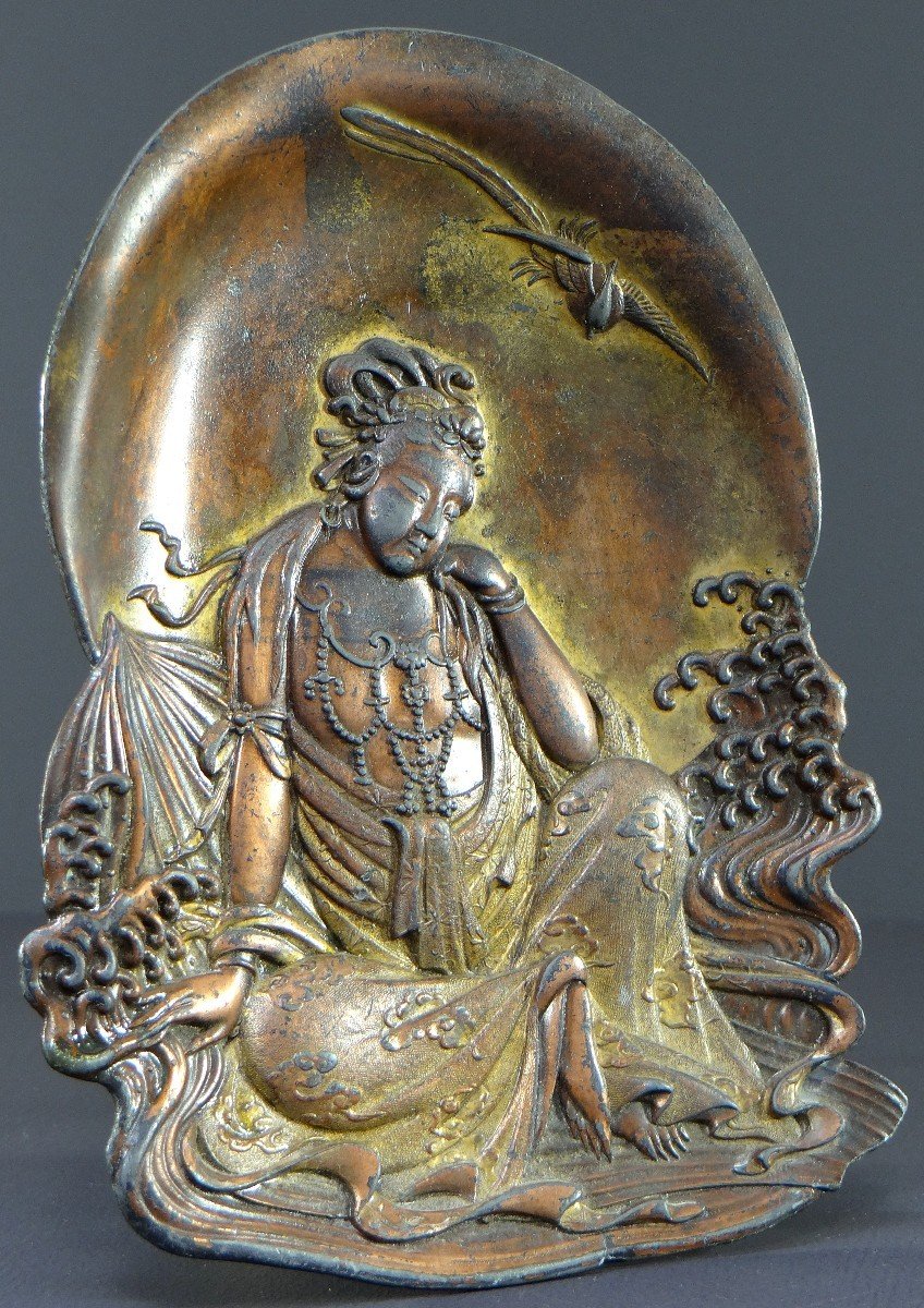 Japon, Fin Du XIXème Siècle, Coupelle En étain Doré à Représentation De Kwan Yin. -photo-2