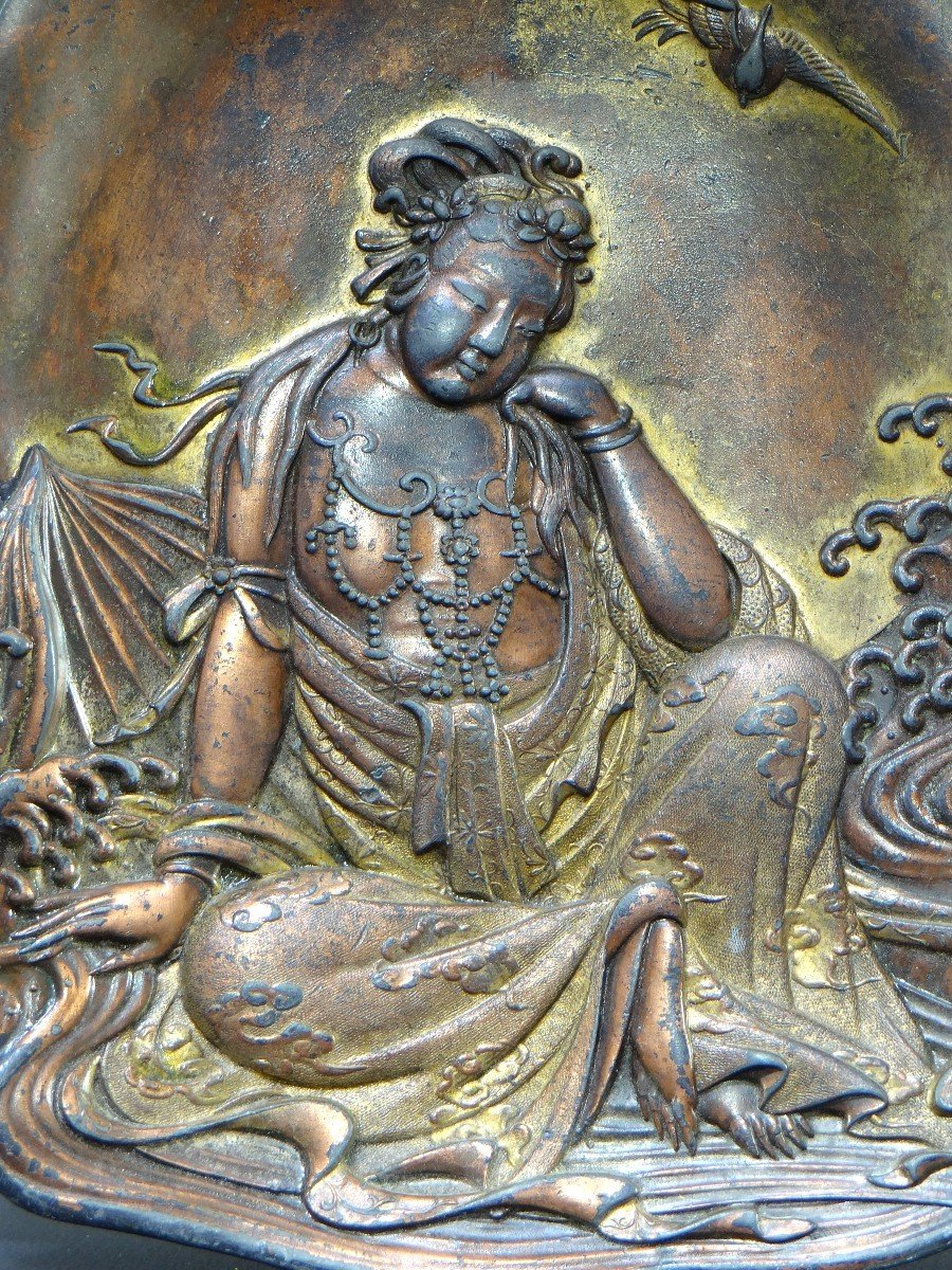Japon, Fin Du XIXème Siècle, Coupelle En étain Doré à Représentation De Kwan Yin. -photo-1