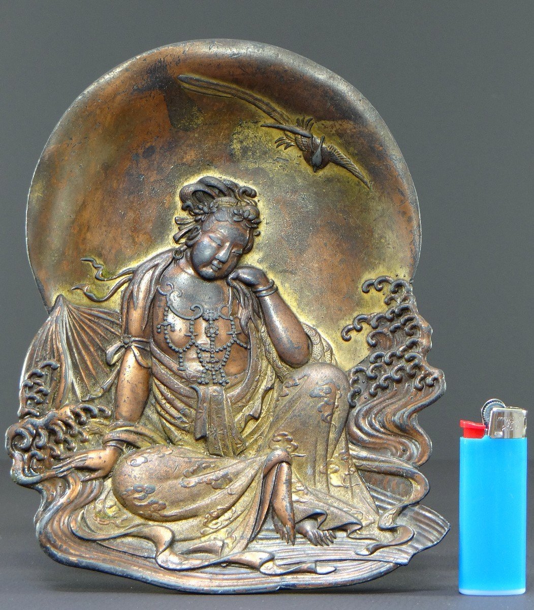 Japon, Fin Du XIXème Siècle, Coupelle En étain Doré à Représentation De Kwan Yin. -photo-7