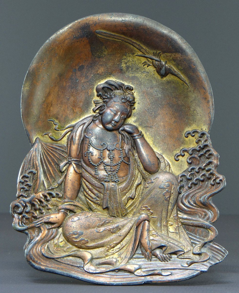 Japon, Fin Du XIXème Siècle, Coupelle En étain Doré à Représentation De Kwan Yin. 