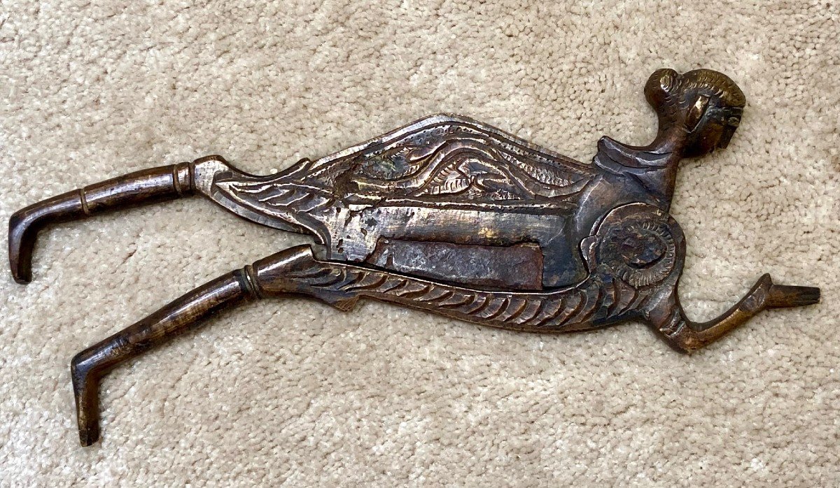Inde, Début Du XXème Siècle, Coupe Noix d'Arec (noix De Bétel) En Bronze Décor Dame De Qualité.