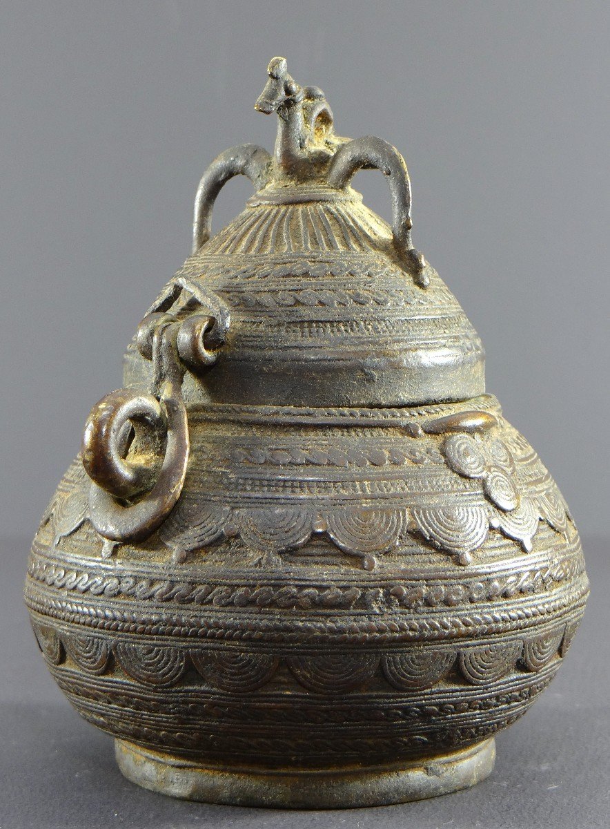 Inde, Art Tribal Bastar Dhokra, Premier Tiers Du XXème Siècle, Petit Coffret En Bronze. -photo-2