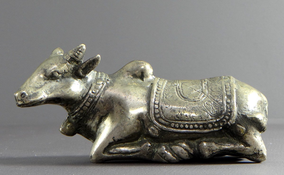 Inde, Premier Tiers Du XXème Siècle, Statue En Bronze Argenté Taureau Nandi, Monture De Shiva. 