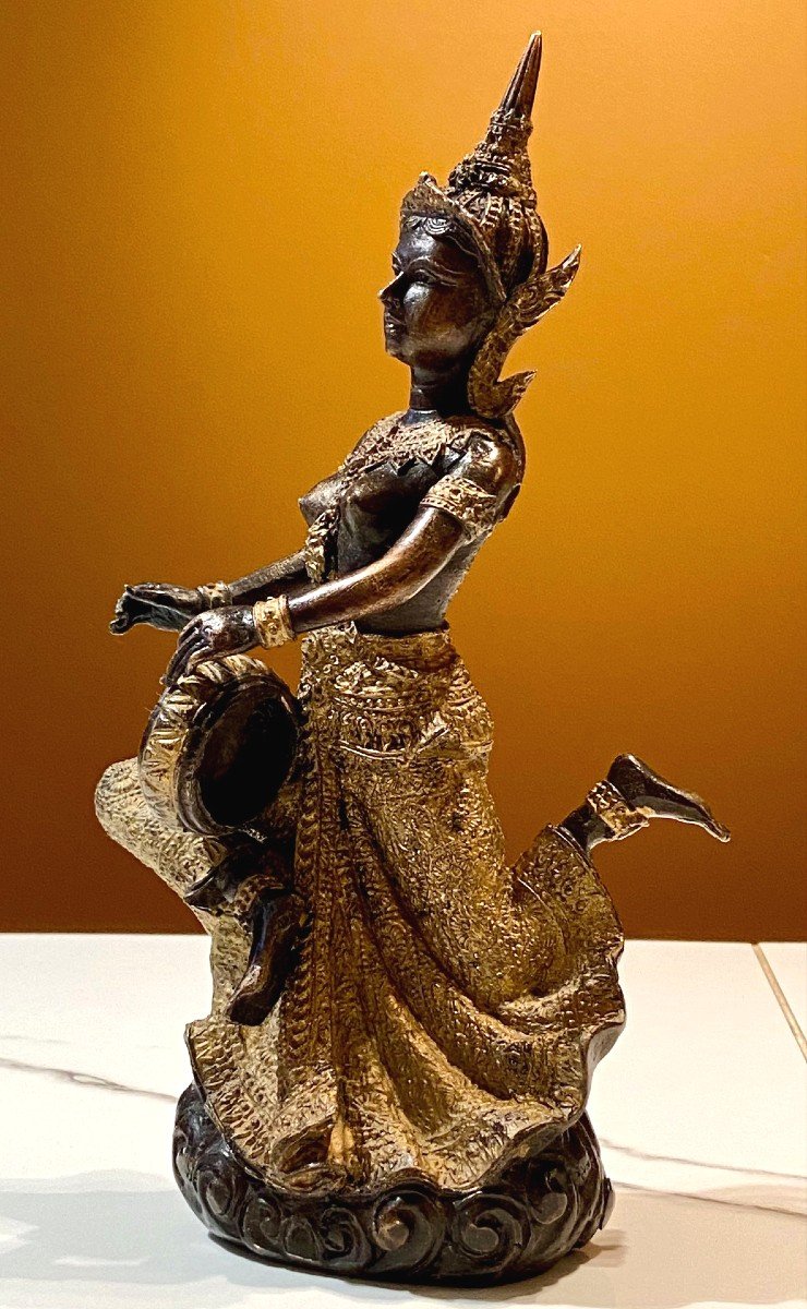 Thaïlande, Milieu Du XXème Siècle, Statue De Musicienne En Bronze à Patine Sombre Et Or. -photo-2